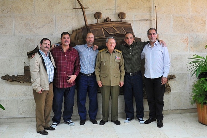 Raúl Castro recibió a Ramon Labañino, Gerardo Hernández y Antonio Guerrero, junto con Fernando González y René González, también integrantes del ‘grupo de los cinco’. (AFP)