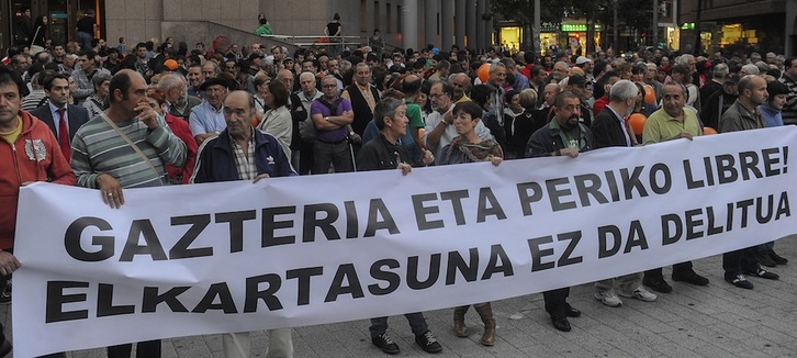 Periko Solabarria eta Ernaiko kideak deklaratzera joan zirenean burututako protesta. (Luis JAUREGIALTZO / ARGAZKI PRESS)