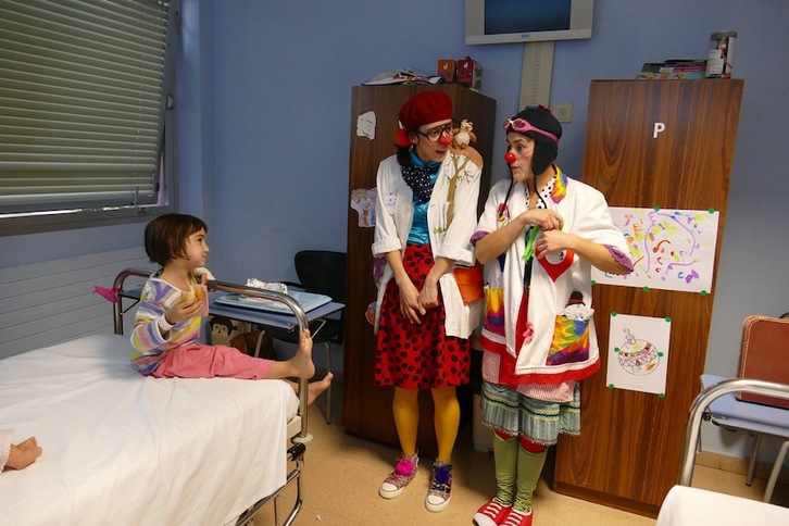 Pantxineta y Xiri-Miri, con una niña en el Hospital Donostia. (Gotzon ARANBURU)
