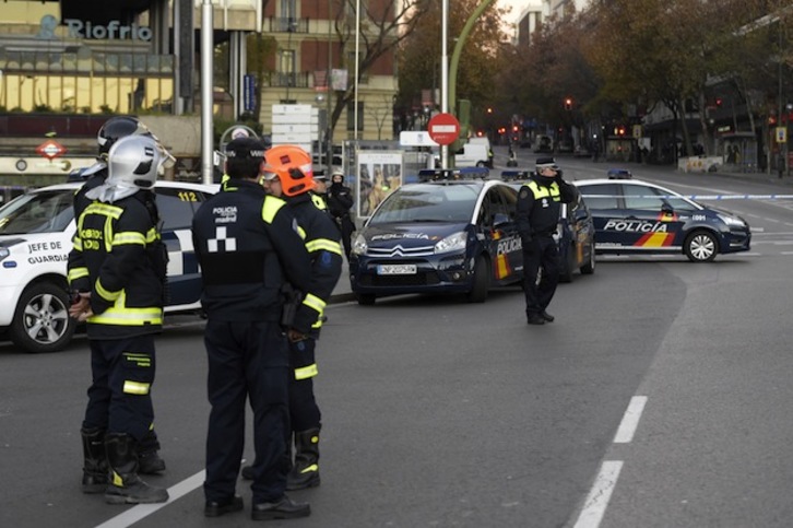 La calle Génova ha sido acordonada por la Policía española. (Gerard JULIEN /AFP)