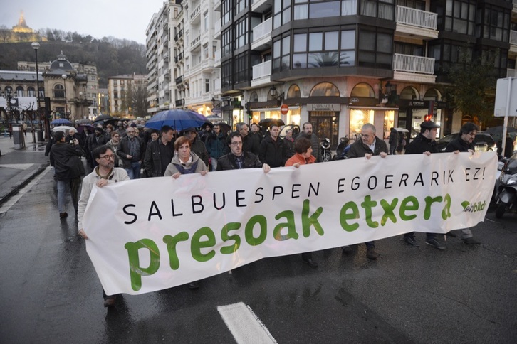 Cabecera de la manifestación de Donostia. (Gorka RUBIO / ARGAZKI PRESS)