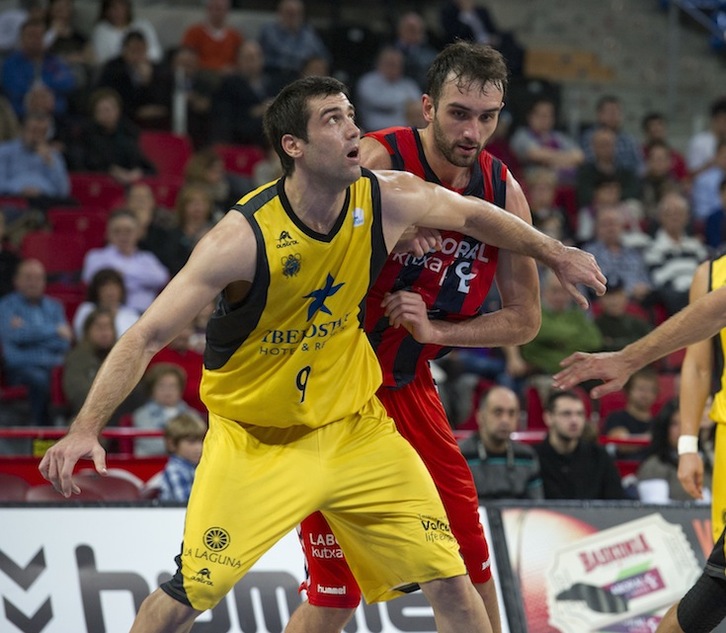 Mirza Begic pugna por la posición en un partido de Liga ACB. (Juanan RUIZ / ARGAZKI PRESS)