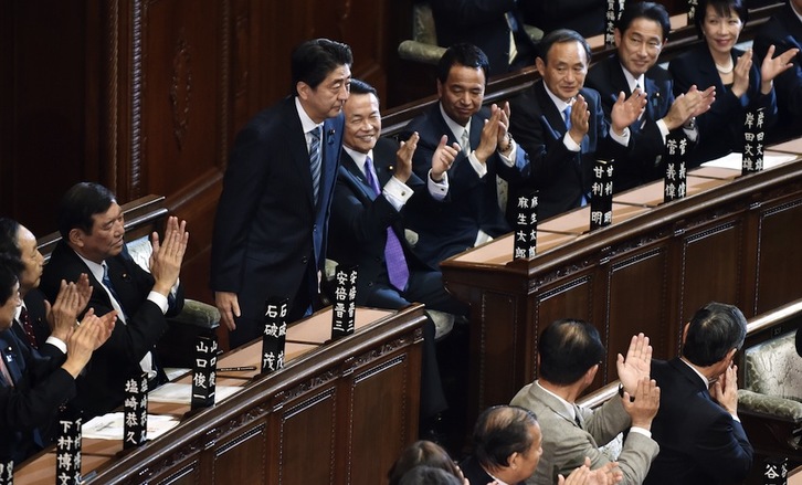 Shinzo Abe es aplaudido por los parlamentarios tras ser reelegido primer ministro. (Kazuhiro NOGI/AFP) 