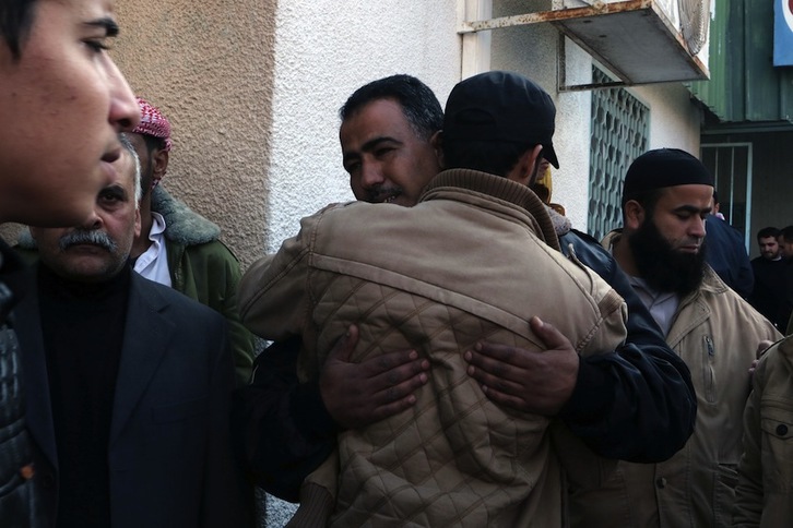 Familiares y amigos de Tayseer Asmairi lloran su muerte. (Saib KHATIB/AFP)