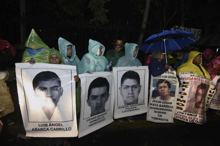Los allegados de los jóvenes se han concentrado ante la residencia presidencial. (Alfredo ESTRELLA / AFP)