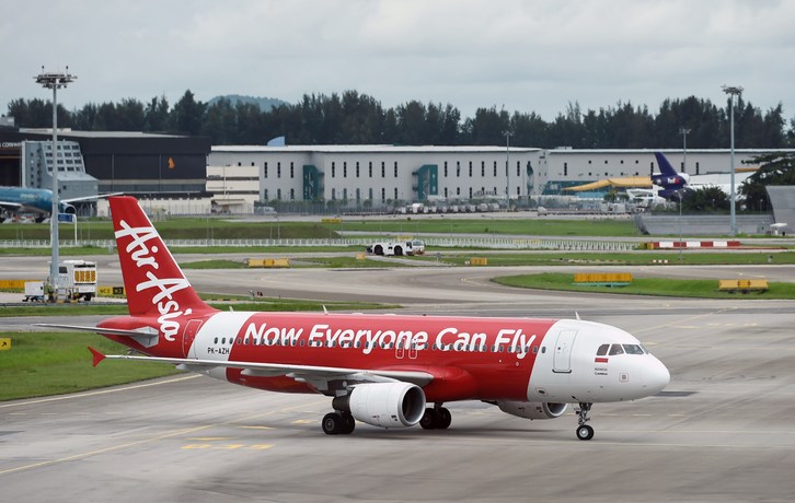 Avión de AirAsia aterrizando en Singapur, modelo similar al desaparecido. (Roslan RAHMAN / AFP)