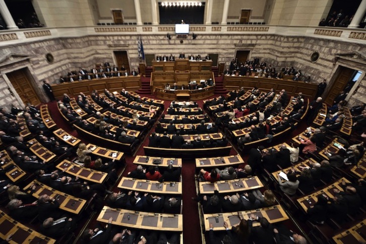 Imagen del Parlamento griego durante la tercera votación. (Aris MESSINIS /AFP)