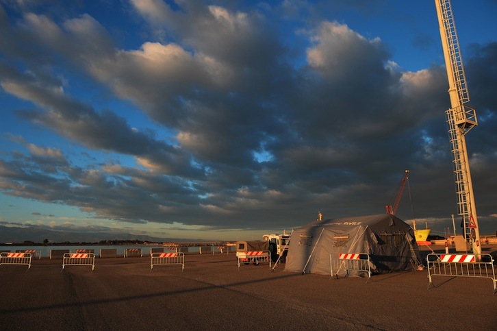 Tiendas instaladas en el puerto de Corigliano para acoger a los migrantes. (Alfonso DI VINCENZO/AFP)