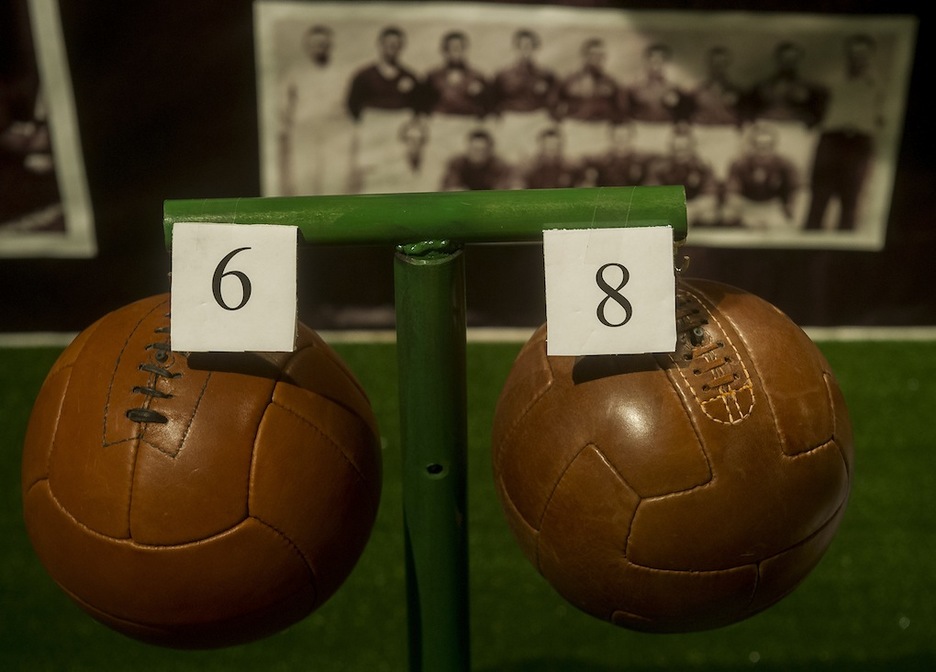 Dos viejos balones empleados en partidos de la selección. (Luis JAUREGIALTZO / ARGAZKI PRESS)