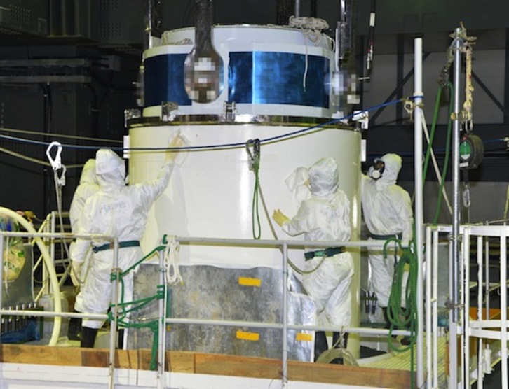 Técnicos de Tepco, operadora de la central, trabajan en la planta de Fukushima. (AFP PHOTO)