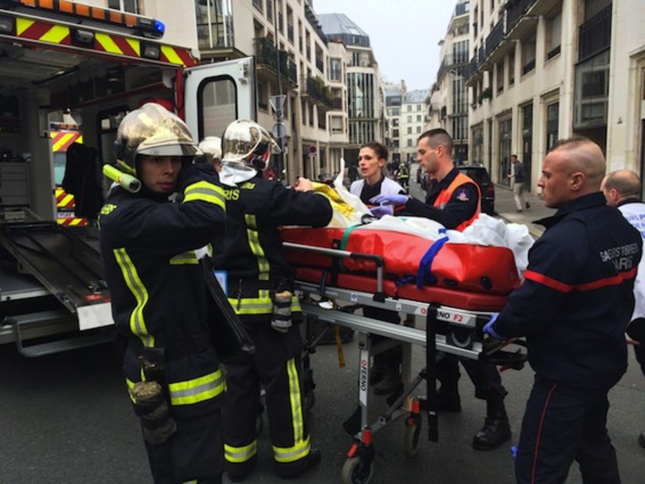 Bomberos trasladan a una persona herida en el ataque. (Philippe DUPEYRAT/AFP PHOTO)