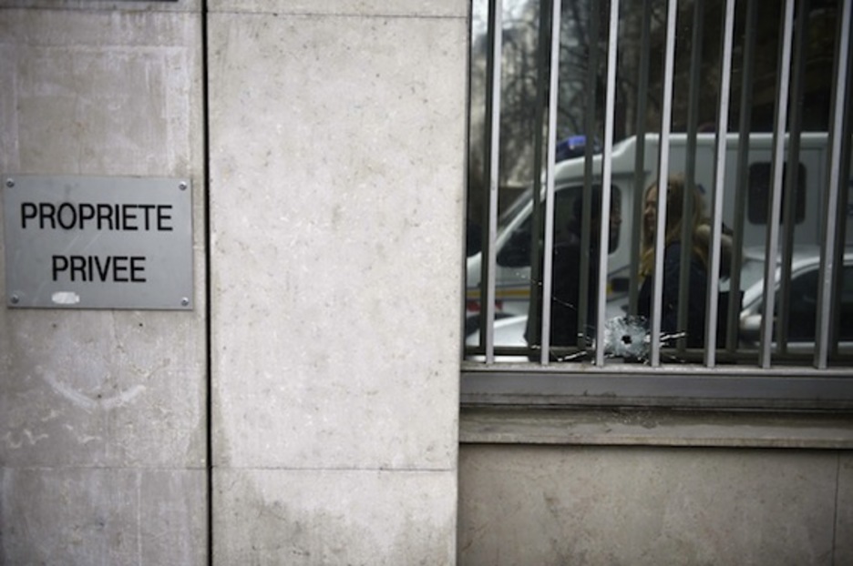 Un disparo en una ventana de la sede de ‘Charlie Hebdo’. (Martin BUREAU/AFP PHOTO)