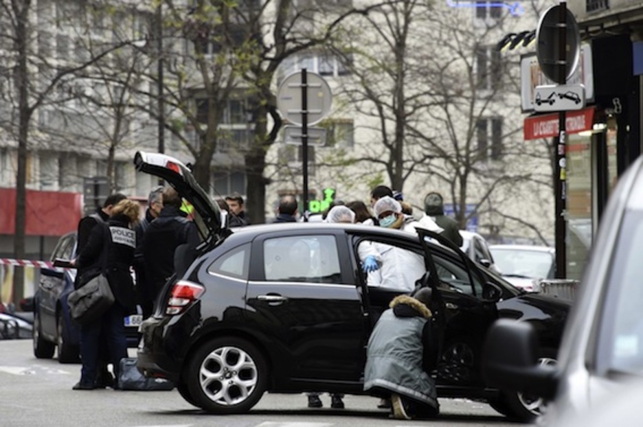 La Policía científica examina un vehículo utilizado por los autores del ataque. (Dominique FAGET/AFP PHOTO)