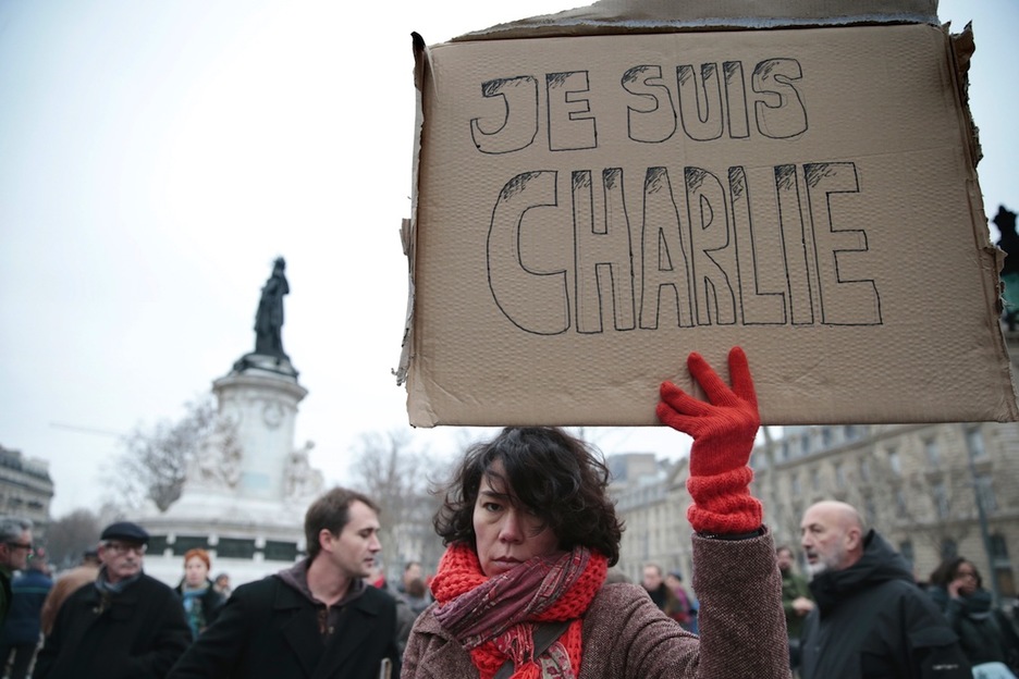 Una mujer sostiene un cartel en el que dice «Yo soy Charlie» en una concentración en París. (Joel SAGET/AFP)