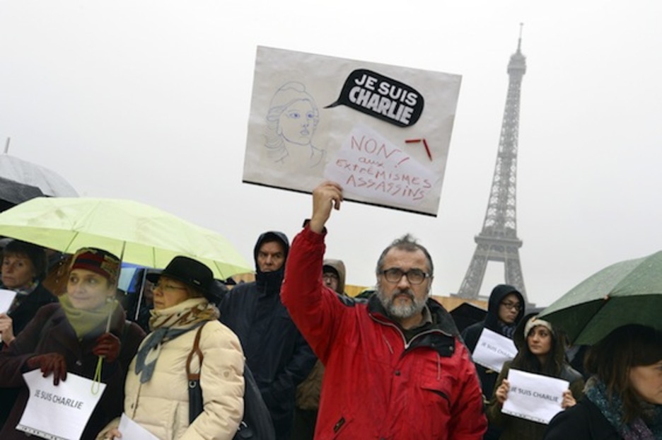 Concentración en recuerdo de las víctimas, cerca de la Torre Eiffel. (Bertrand GUAY/AFP PHOTO)