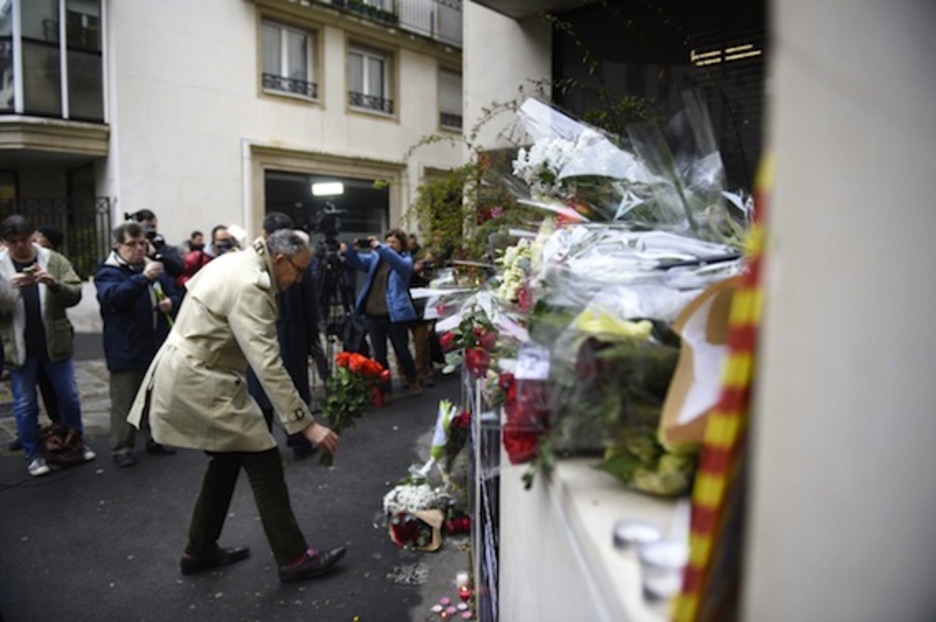Numerosas flores se han acercado a la redacción del semanario, donde se produjo el ataque, para recordar a las víctimas. (Martin BUREAU/AFP PHOTO)