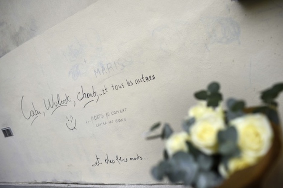 Los nombres de algunos de los dibujantes fallecidos, escritos en una pared cercana a la sede del semanario. (Martin BUREAU/AFP PHOTO)