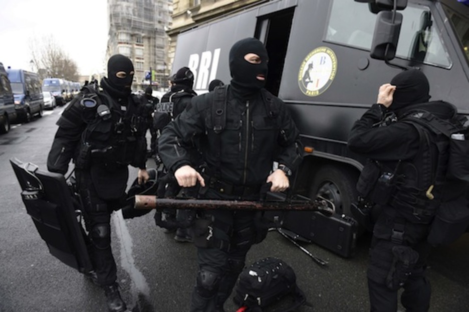 Miembros de los grupos de intervención de la Policía francesa, en París. (Eric FEFERBERG/AFP PHOTO)