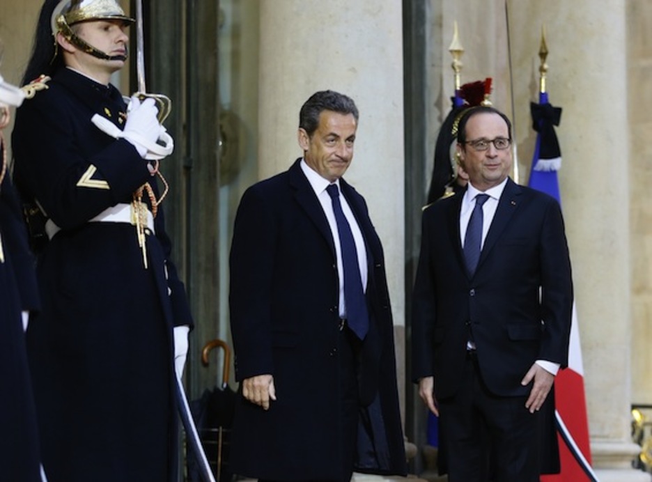 François Hollande y Nicolas Sarkozy, a las puertas del Palacio del Elíseo. (Patrick KOVARIK/AFP PHOTO)