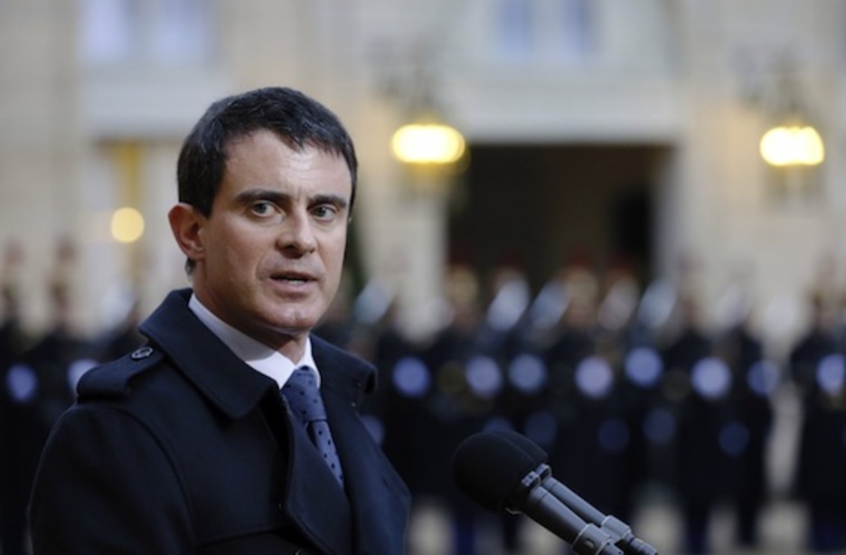 El primer ministro francés, Manuel Valls, atiende a los medios en el Elíseo. (Patrick KOVARIK/AFP PHOTO)
