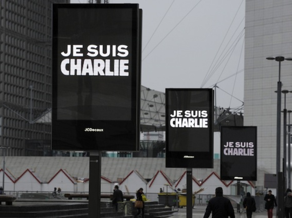 El recuerdo para los fallecidos en el ataque también ha estado presente en los carteles luminosos de las calles parisinas. (Eric PIERMONT/AFP PHOTO)