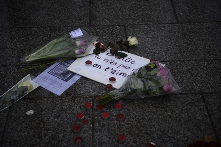 «Charlie, no estás muerto, te queremos», reza una inscripción en un papel en el suelo de París. (Martin BUREAU/AFP PHOTO)