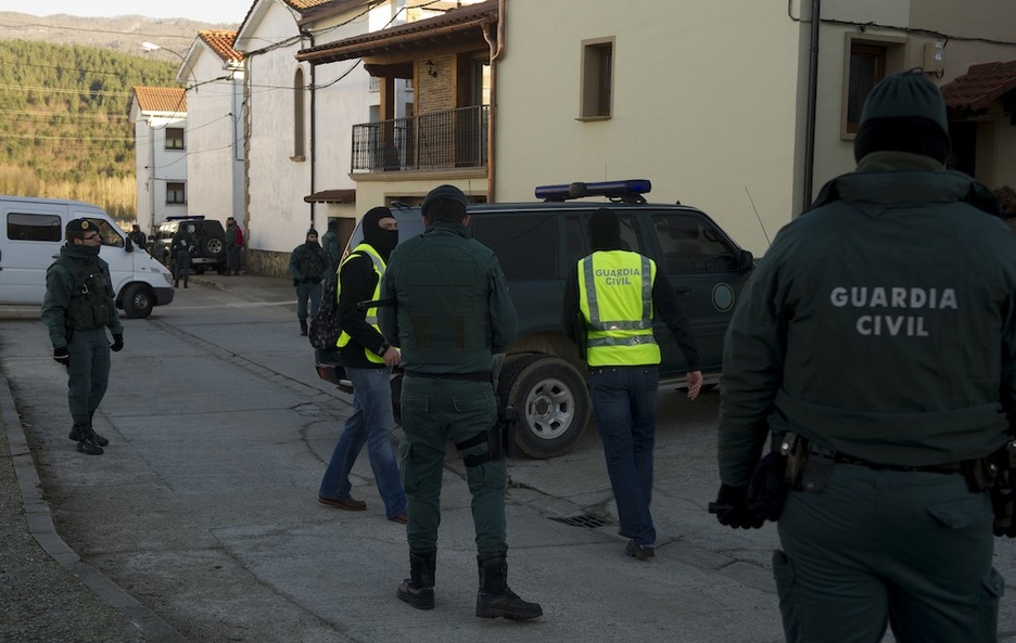 Guardias civiles en Arbizu, donde han apresado a Fran Balda. (Raúl BOGAJO/ARGAZKI PRESS) 