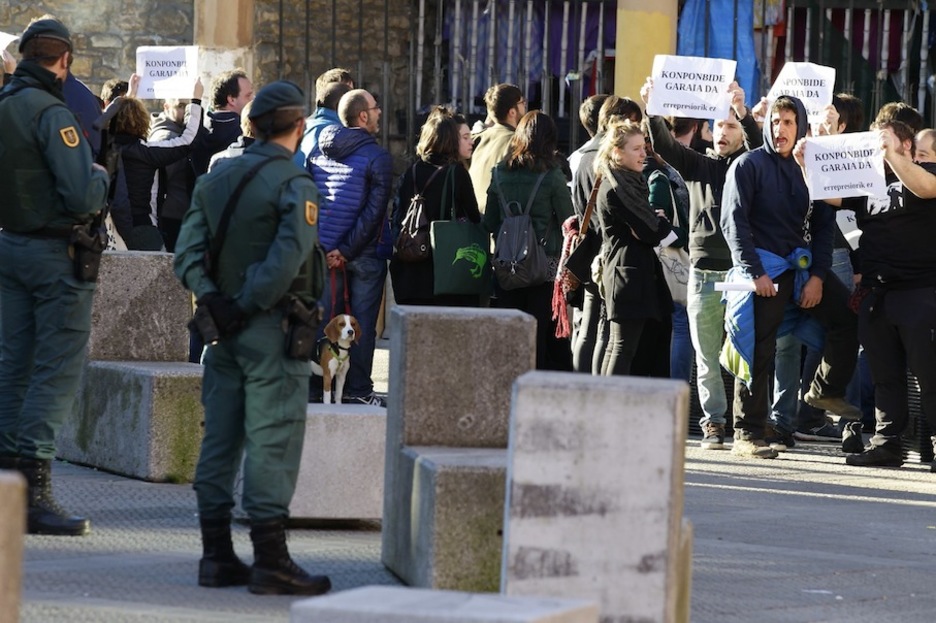 Protesta en Durango durante el registro de Intxaurre. (ARGAZKI PRESS)