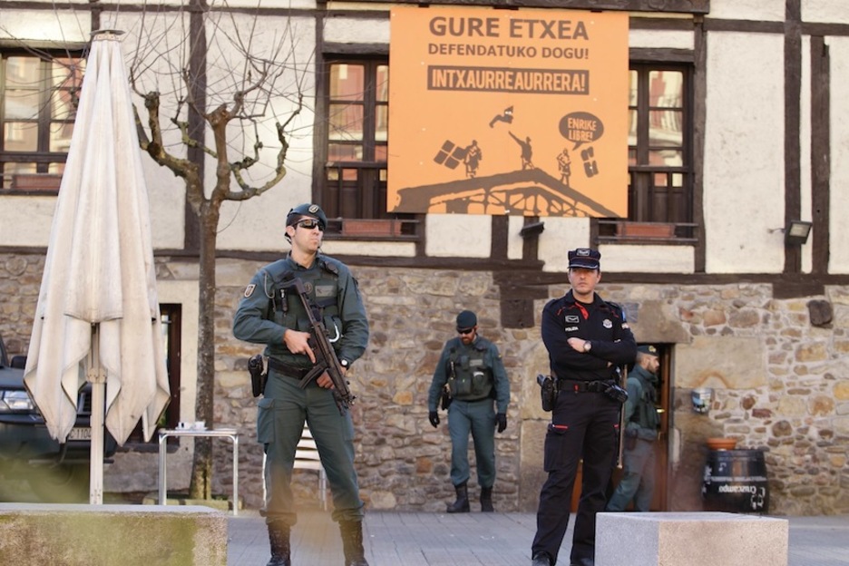 Guardias Civiles y un ertzaina ante la ‘herriko’ Intxaurre de Durango. (ARGAZKI PRESS)