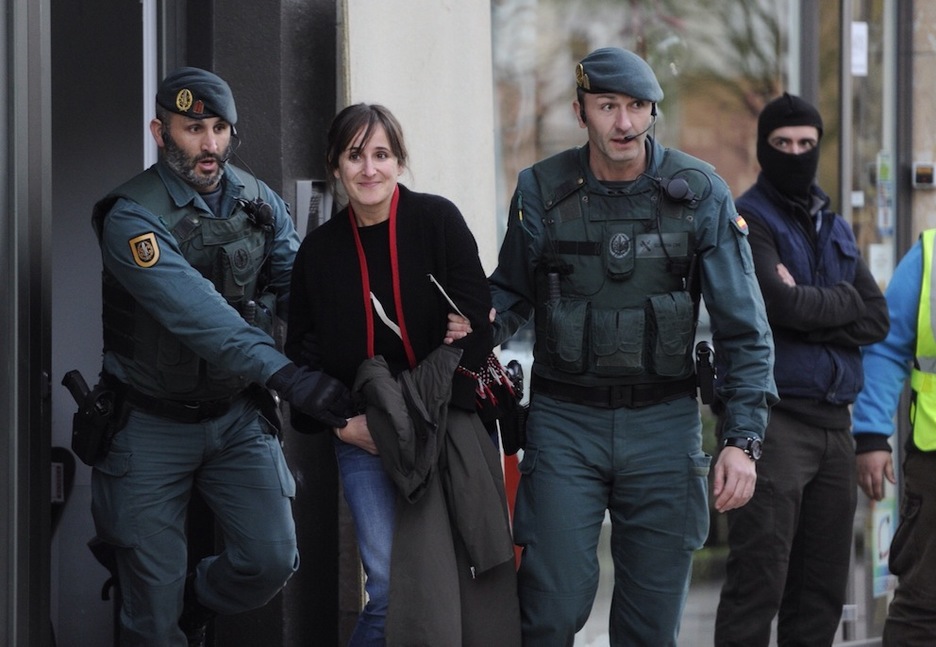 La Guardia Civil se lleva a Ainhoa Baglietto de la sede de Hernani tras un registro de casi nueve horas. (Jon URBE/ARGAZKI PRESS)