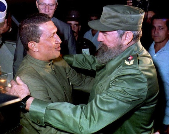 Fidel Castro y Hugo Chávez, en 1994. (AFP PHOTO)