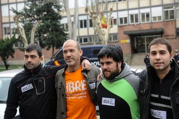 Sergio Labayen, Jon Garai, Eneko Villegas y Eneko Karrera, ante la Comandancia. (Jagoba MANTEROLA/ARGAZKI PRESS)