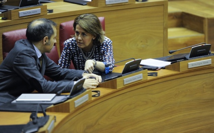 Barcina y Sánchez de Muniain, durante el pleno del Parlamento. (Jagoba MANTEROLA/ARGAZKI PRESS)