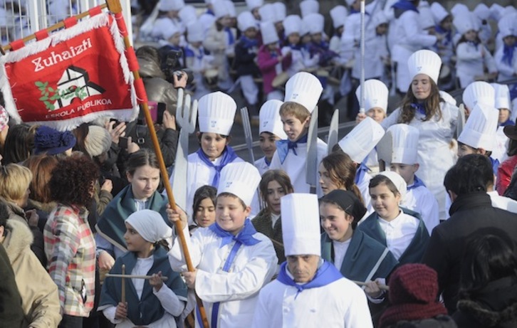 Los niños y niñas del colegio Zuhaizti han desfilado en la tarde de este lunes. (Andoni CANELLADA / ARGAZKI PRESS)