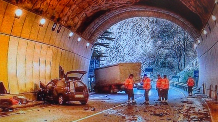 Imagen difundida por whatsapp del accidente en el túnel de la variante de Eibar.
