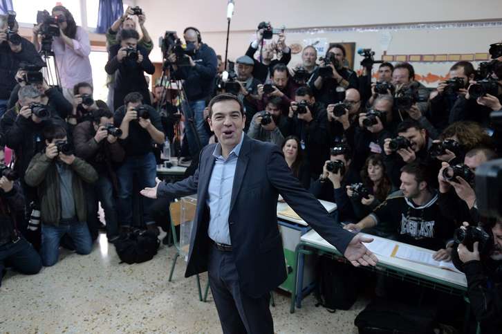 Tsipras tras acudir a votar. (LOUISA GOULIAMAKI / AFP)