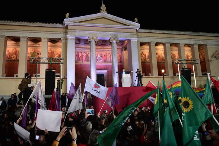 Tsipras celebrando la victoria con sus seguidores. (LOUISA GOULIAMAKI / AFP)