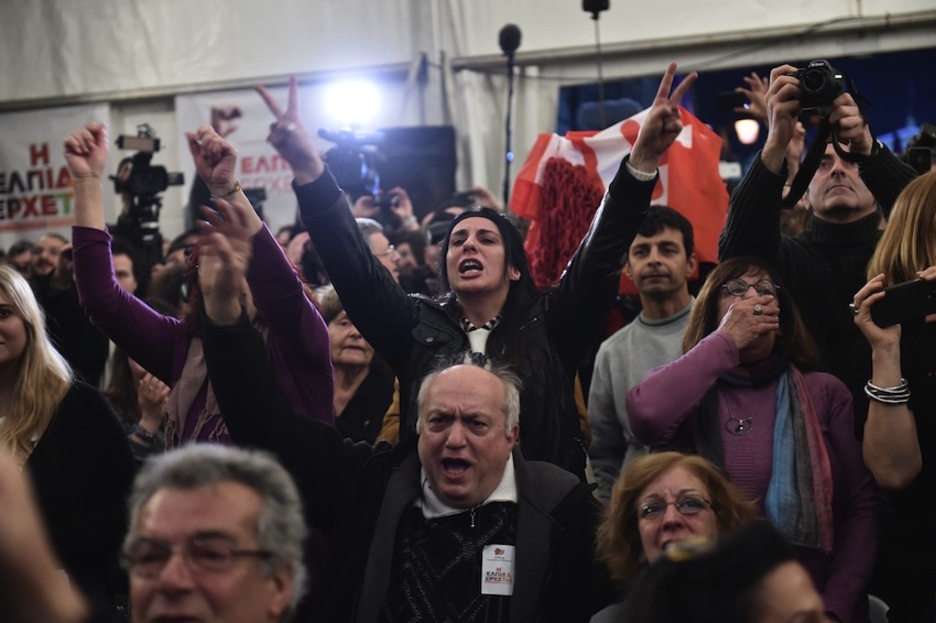 La carpa de Syriza donde se reunieron sus partidarios fue el centro de la fiesta. (Aris MESSINIS/AFP)