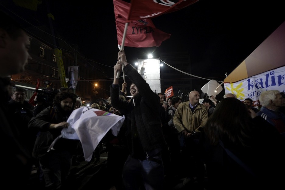 Las calles de Atenas se llenaron de seguidores de Syriza, que celebraban la victoria electoral. (Louisa GOULIAMAKI/AFP)