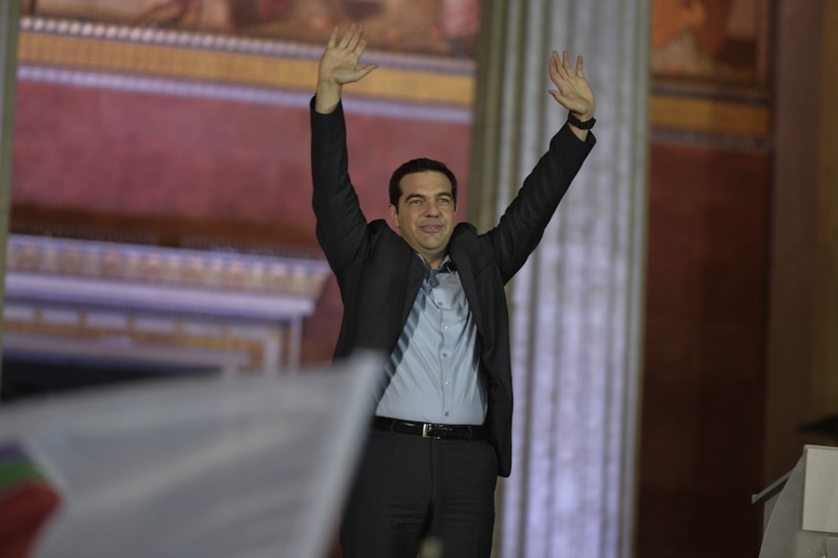 El líder de Syriza, Alexis Tsipras, salió a saludar a sus seguidores por la victoria electoral. (Aris MESSINIS/AFP)