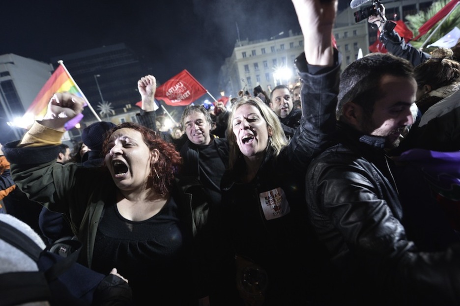 Euforia en las calles de Atenas por la victoria electoral de Syriza. (Aris MESSINIS/AFP)
