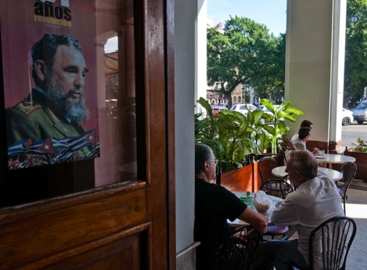 Un cartel con la imagen de Fidel Castro, en las calles de La Habana. (Yamil LAGE/AFP PHOTO)