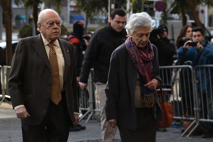 Jordi Pujol y su esposa, Marta Ferrusola, a su llegada a la Ciutat de Justicia de Barcelona. (Lluis GENE/AFP) 