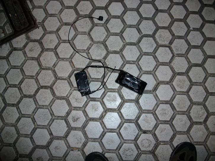 Imagen del dispositivo hallado debajo del coche de un vecino de Errenteria. (NAIZ)