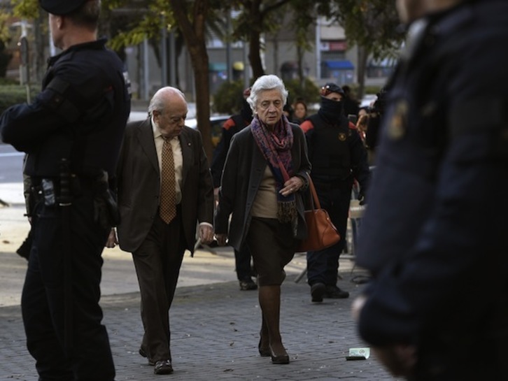 El expresident Jordi Pujol y su mujer, Marta Ferrusola, han llegado a la Ciutat de la Justicia en medio de un fuerte despliegue policial. (Lluís GENÉ/AFP)