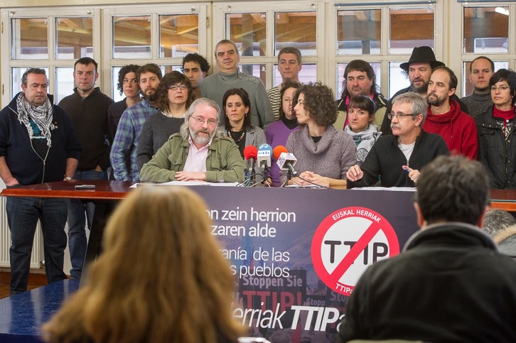 Lectura del manifiesto contra el TTIP. (Marisol RAMIREZ / ARGAZKI PRESS)