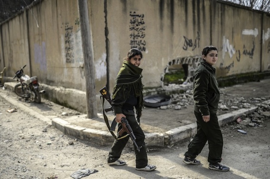 Dos milicianas, en las calles de la liberada ciudad de Kobane. (Bulent KILIC/AFP PHOTO) Dos milicianas, en las calles de la liberada ciudad de Kobane. (Bulent KILIC/AFP PHOTO)
