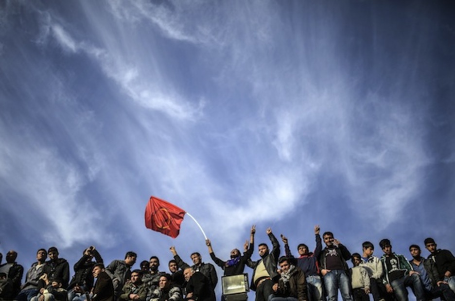 Celebración en la frontera entre Turquía y Siria. (Bulent KILIC/AFP PHOTO) Celebración en la frontera entre Turquía y Siria. (Bulent KILIC/AFP PHOTO)
