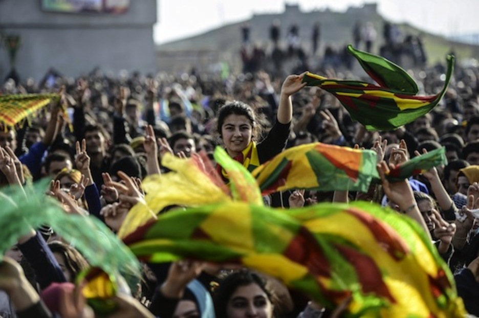 Celebración en la frontera entre Turquía y Siria. (Bulent KILIC/AFP PHOTO) Celebración en la frontera entre Turquía y Siria. (Bulent KILIC/AFP PHOTO)