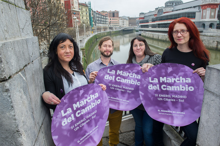 Coordinadores de Podemos en la CAV, con cárteles en mano llamando a «La Marcha del Cambio». (ARGAZKI PRESS)